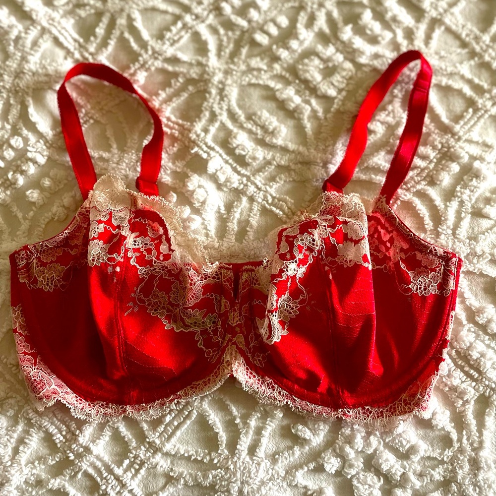 Very pretty laced trimmed Wacoal bra 34DD